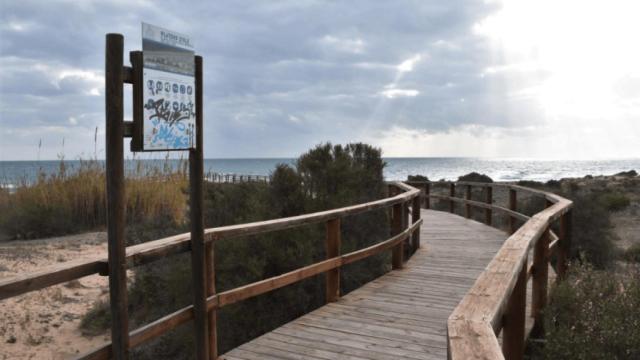 La playa del Carabassí, cerrada.