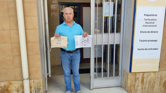 Un trabajador de Correos en Carrión de los Condes con el regalo para los peregrinos.