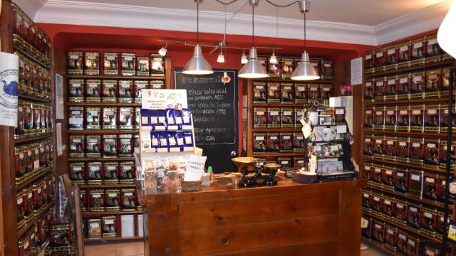 Variedad de tés en la tienda La Tetera, de la calle Platería