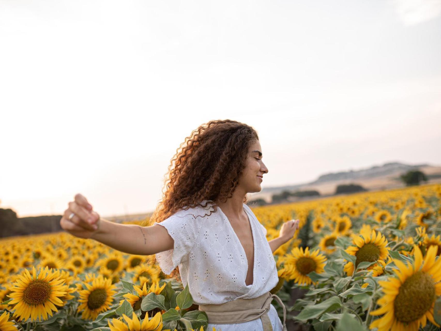 Sofía de la Iglesia en un campo de girasoles
