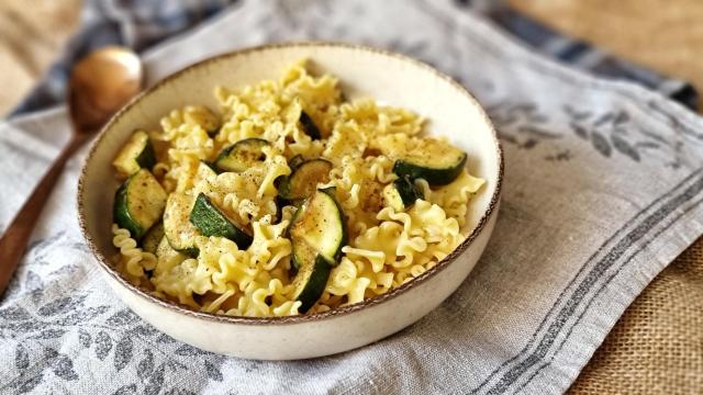 Pasta con calabacín, queso y pimienta negra, un plato delicioso y asequible