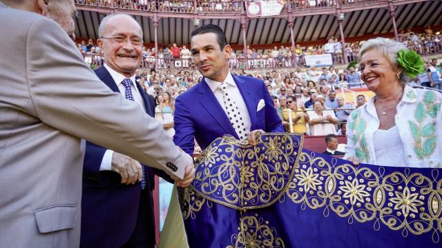 Manzanares recoge el capote de paseo.