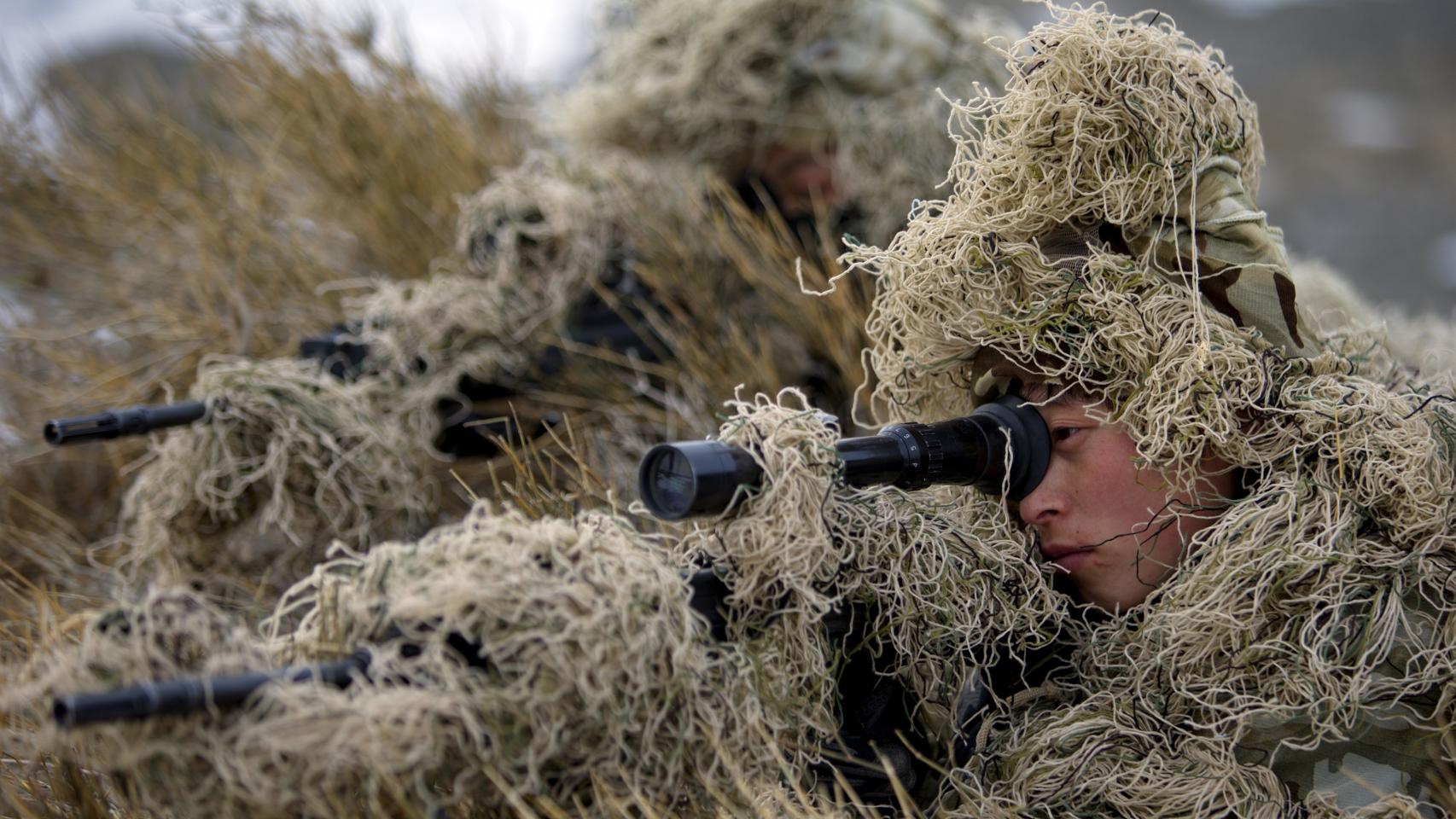 Tropas paramilitares chinas realizan un entrenamiento antiterrorista en Xinjiang.