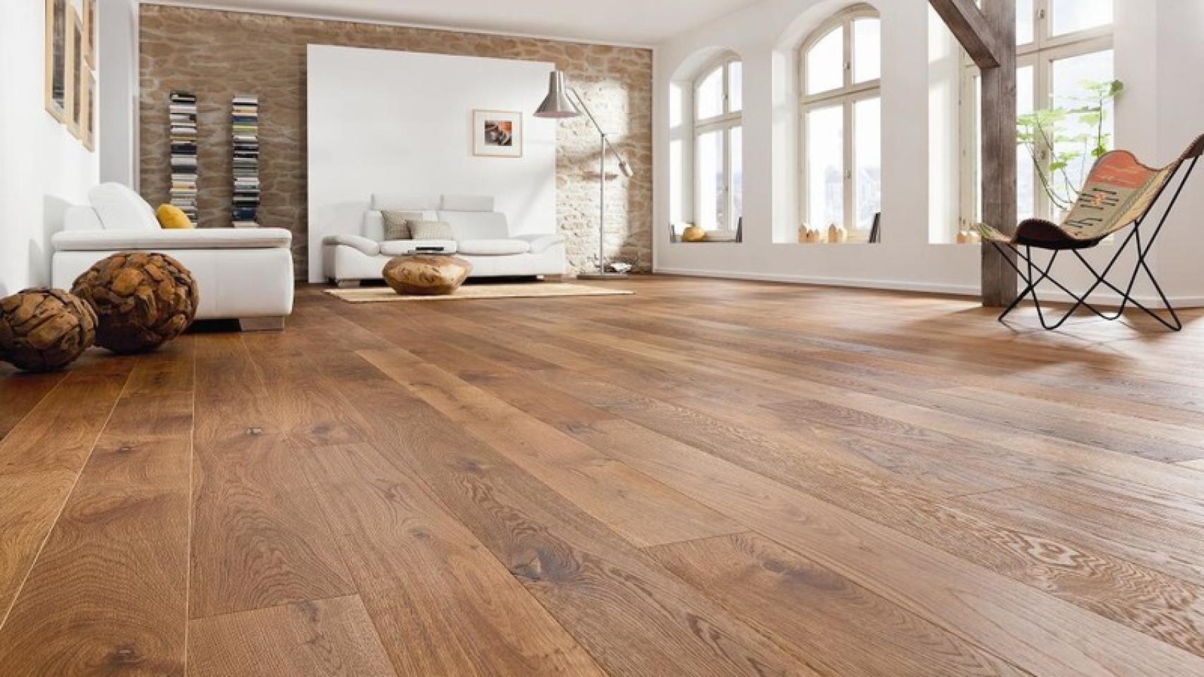 Imagen de una casa con suelo de madera.
