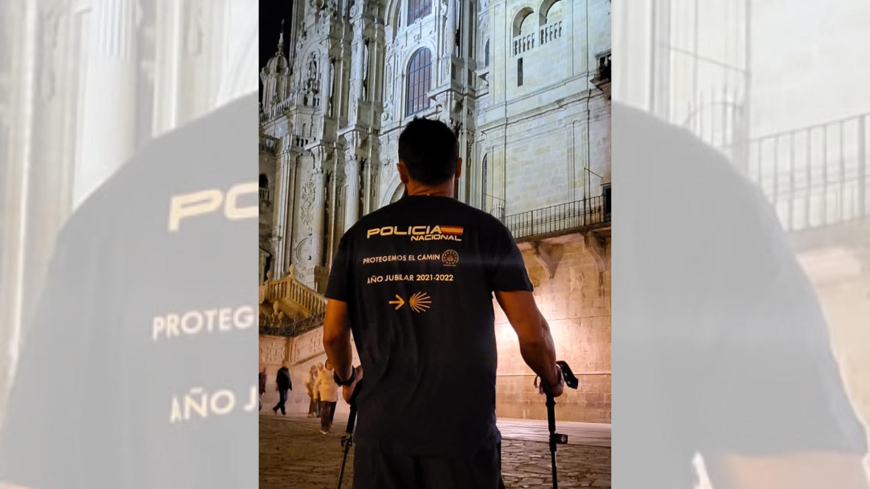 El agente de la Policía Nacional a su llegada a la Plaza do Obradoiro.