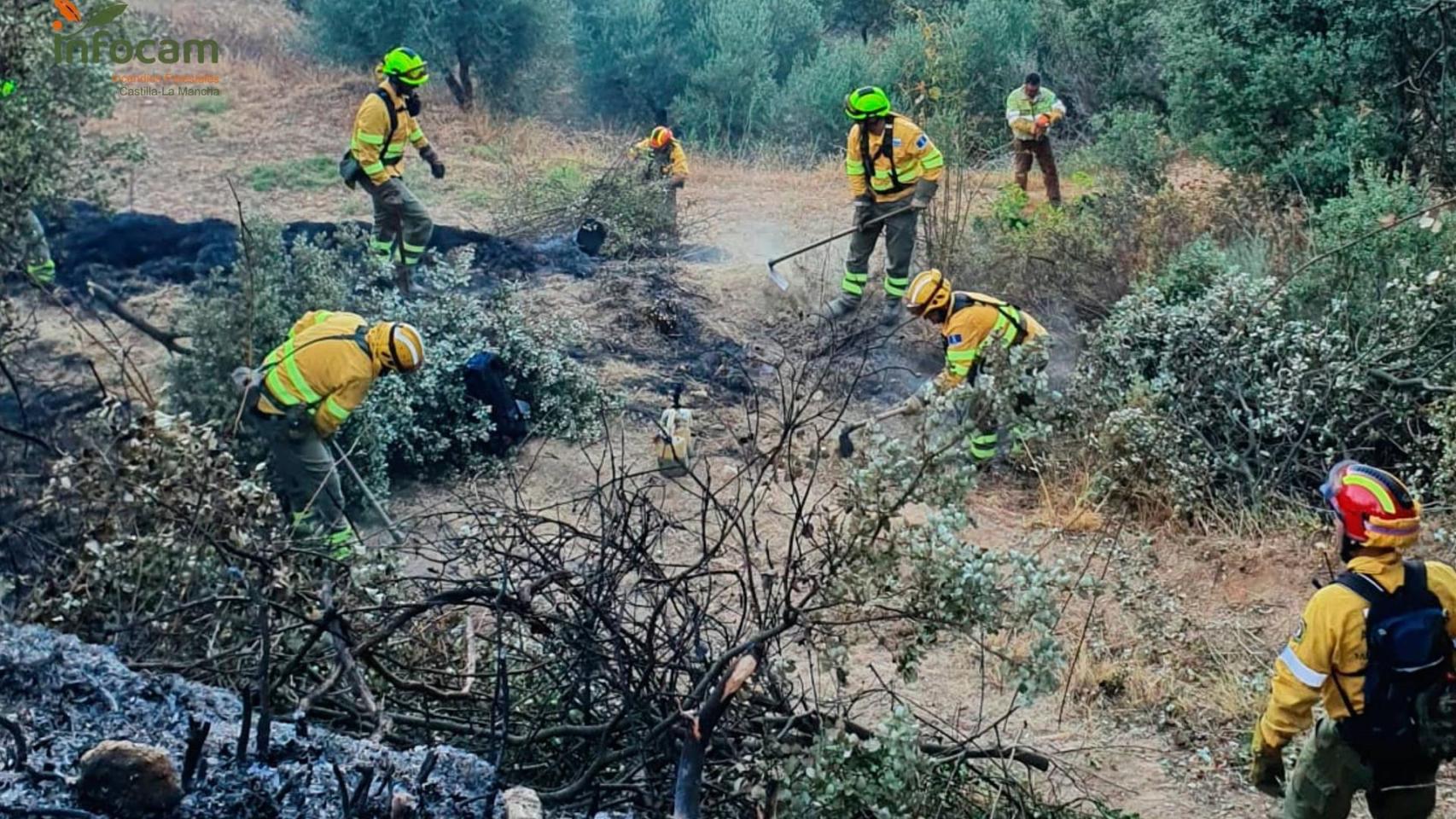Efectivos del plan Infocam trabajando en el incendio de Yeste (Albacete).