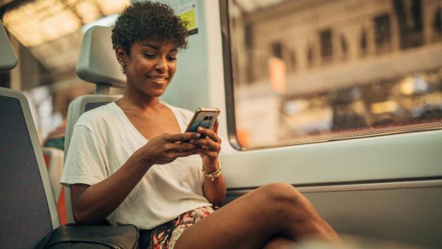 Mujer con telefono móvil viajando