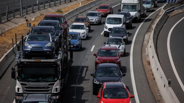 Numerosos vehículos circulando en Madrid por la autovía A-3.