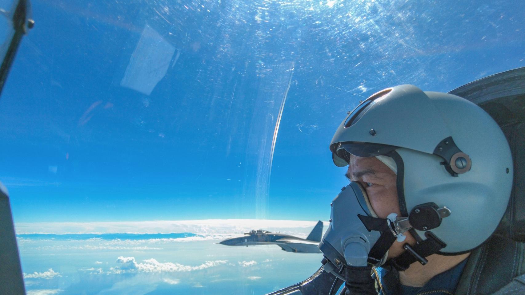 Un piloto participa en maniobras militare del ejército chino junto a Taiwán, el 7 de agosto.