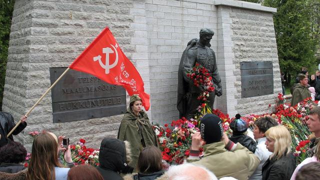 Soldado de Bronce de Tallin en una foto de archivo.