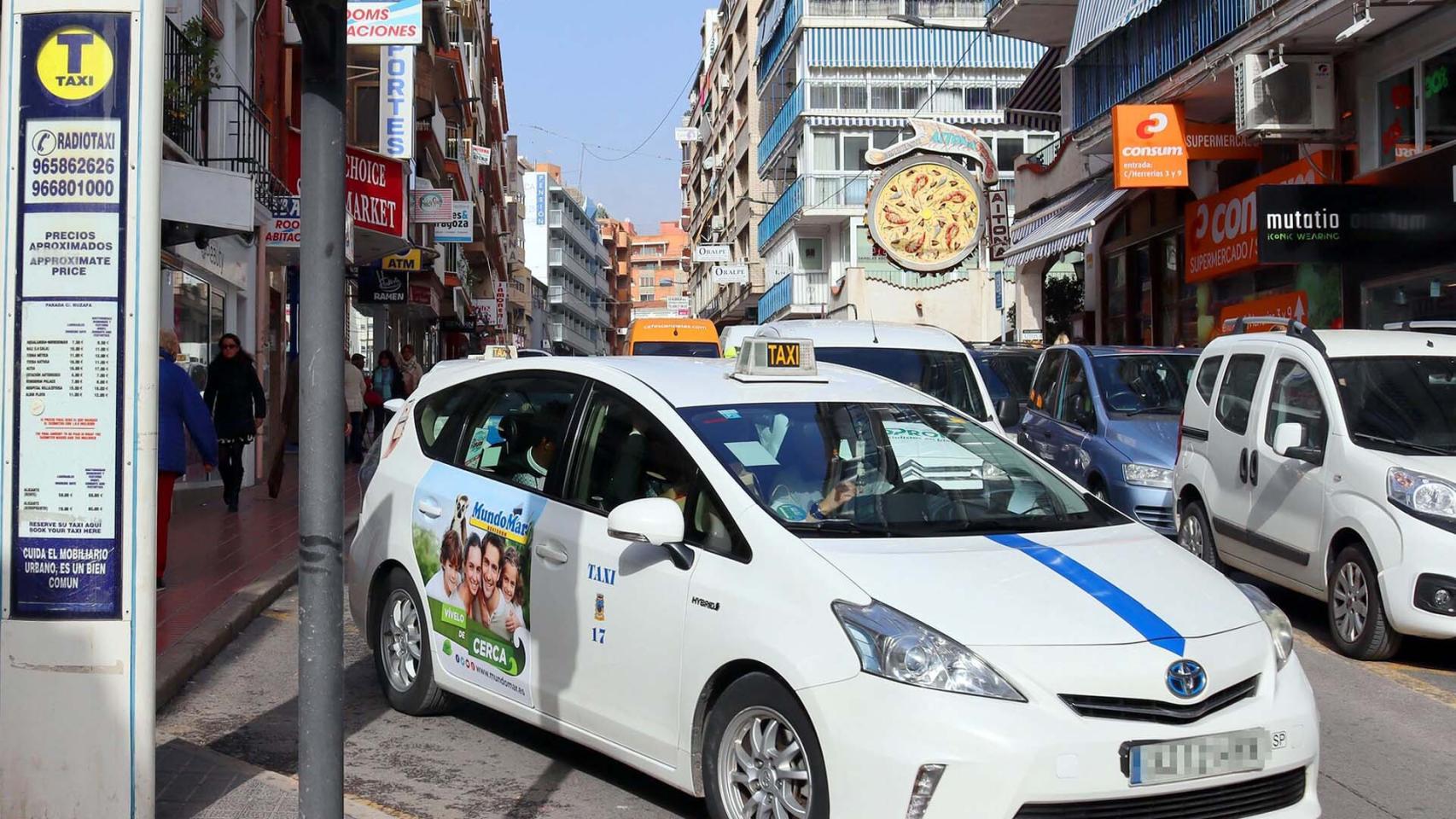Imagen de un taxi en la ciudad de Benidorm
