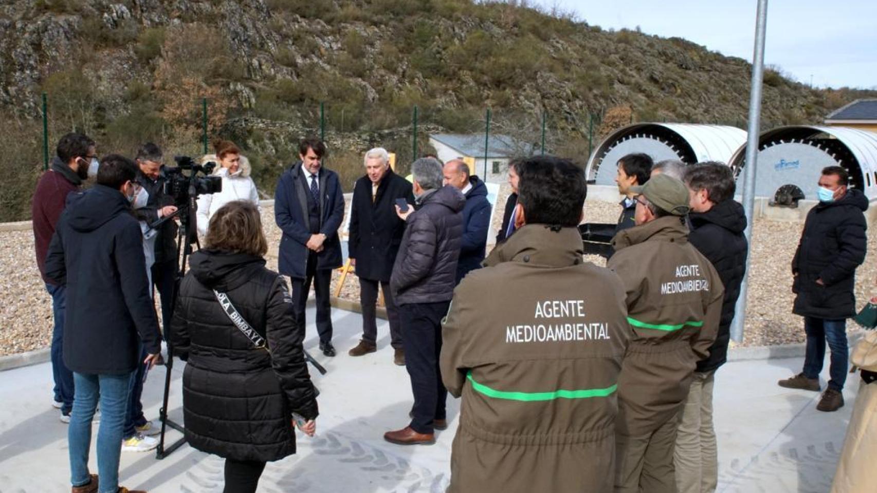 El consejero de Medioambiente y la delegada en la licitación de obras
