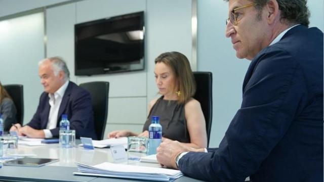 Esteban González Pons, Cuca Gamarra y Alberto Núñez Feijóo, en una reunión de la Ejecutiva de PP.