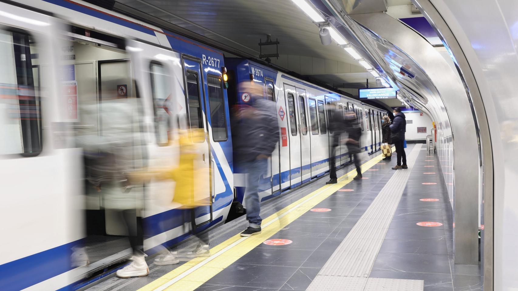 Varias personas entran en un vagón de la estación de Metro de Gran Vía en imagen de archivo.