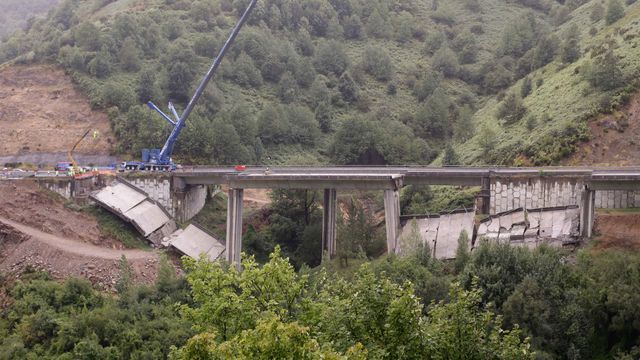 Operarios y grúas trabajan durante el desmontaje del viaducto de O Castro en la A-6 en agosto de 2022.