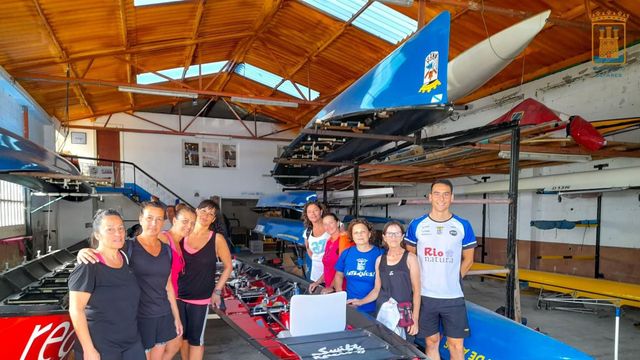 Integrantes del equipo con su entrenador
