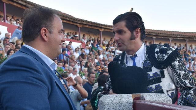 Morante brinda el toro del triunfo al alcalde de Guijuelo, Roberto Martín