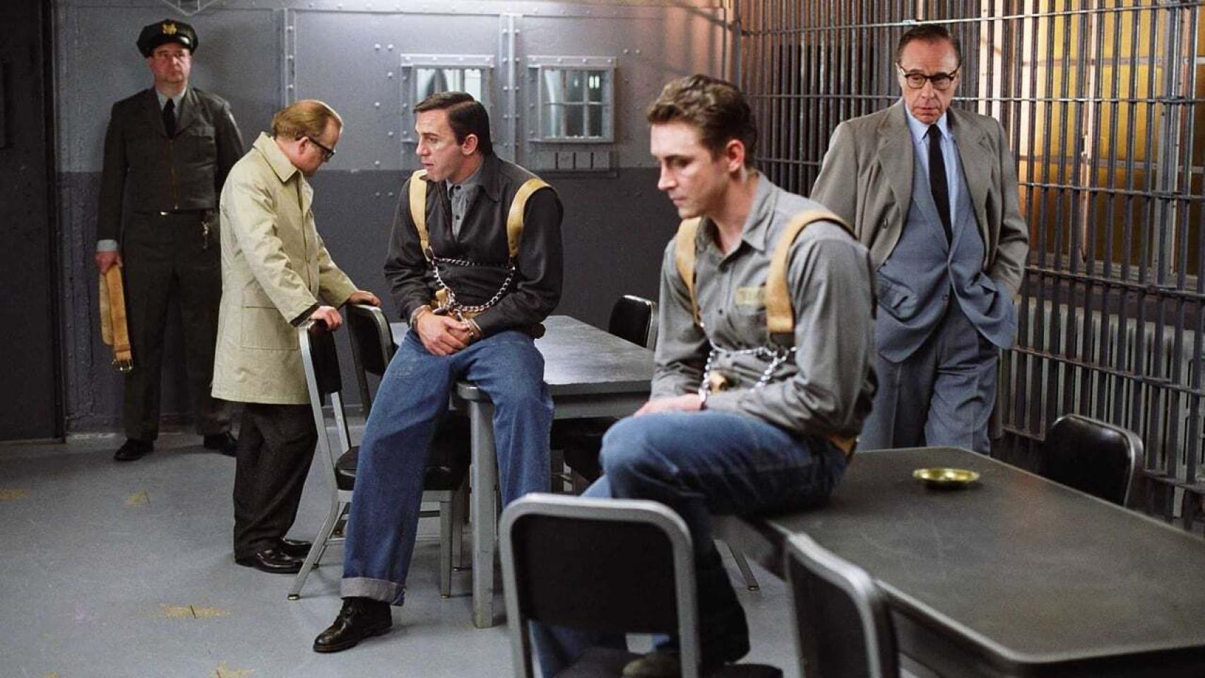 Truman Capote (Tobey Jones) y los asesinos Perry Smith (Daniel Craig) y Dick Hickock (Lee Pace) en el filme 'Historia de un crimen' (Douglas McGrath, 2006)