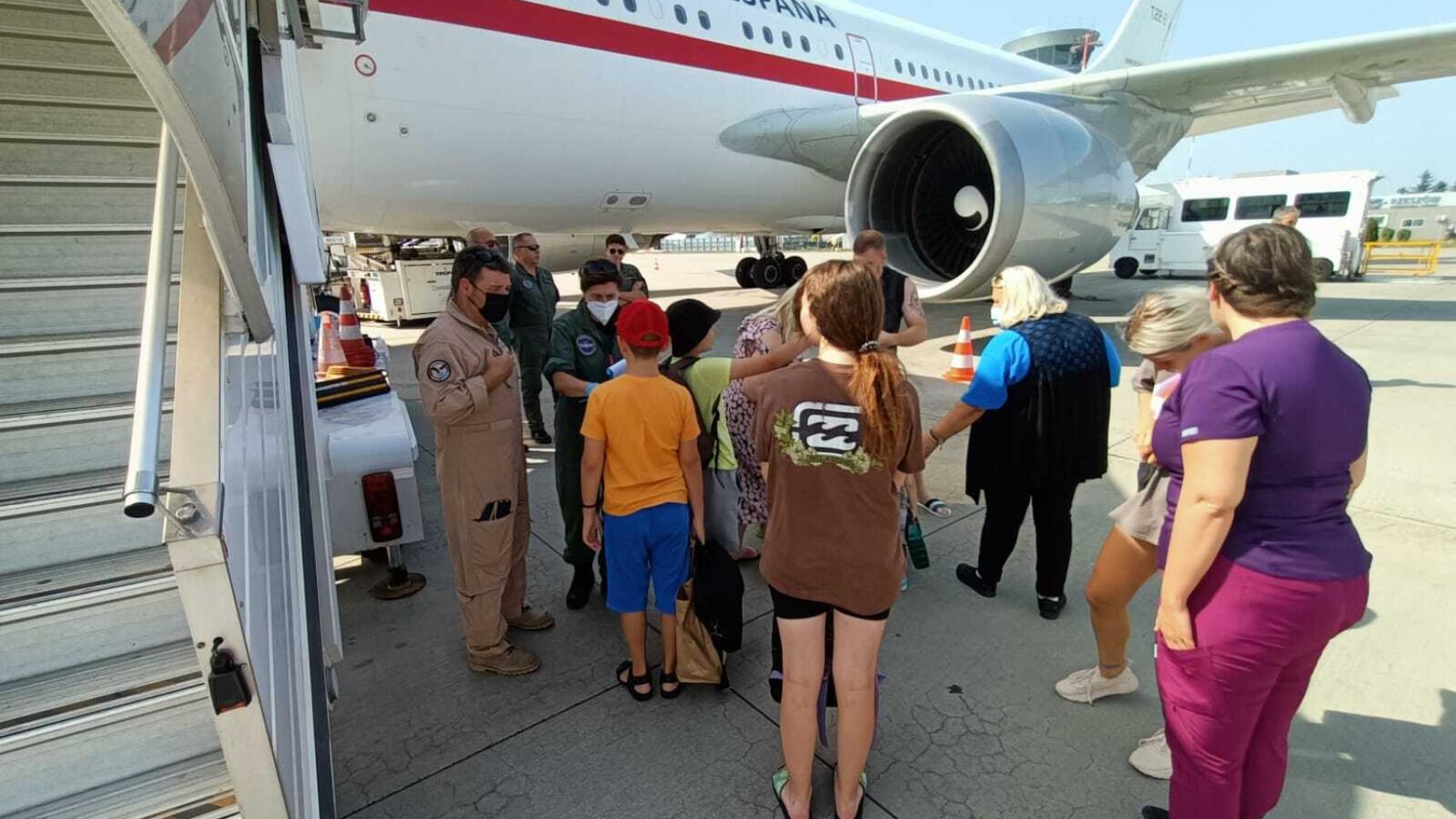 Los niños enfermos y sus acompañantes a su llegada a la base de Torrejón, a 19 de agosto.