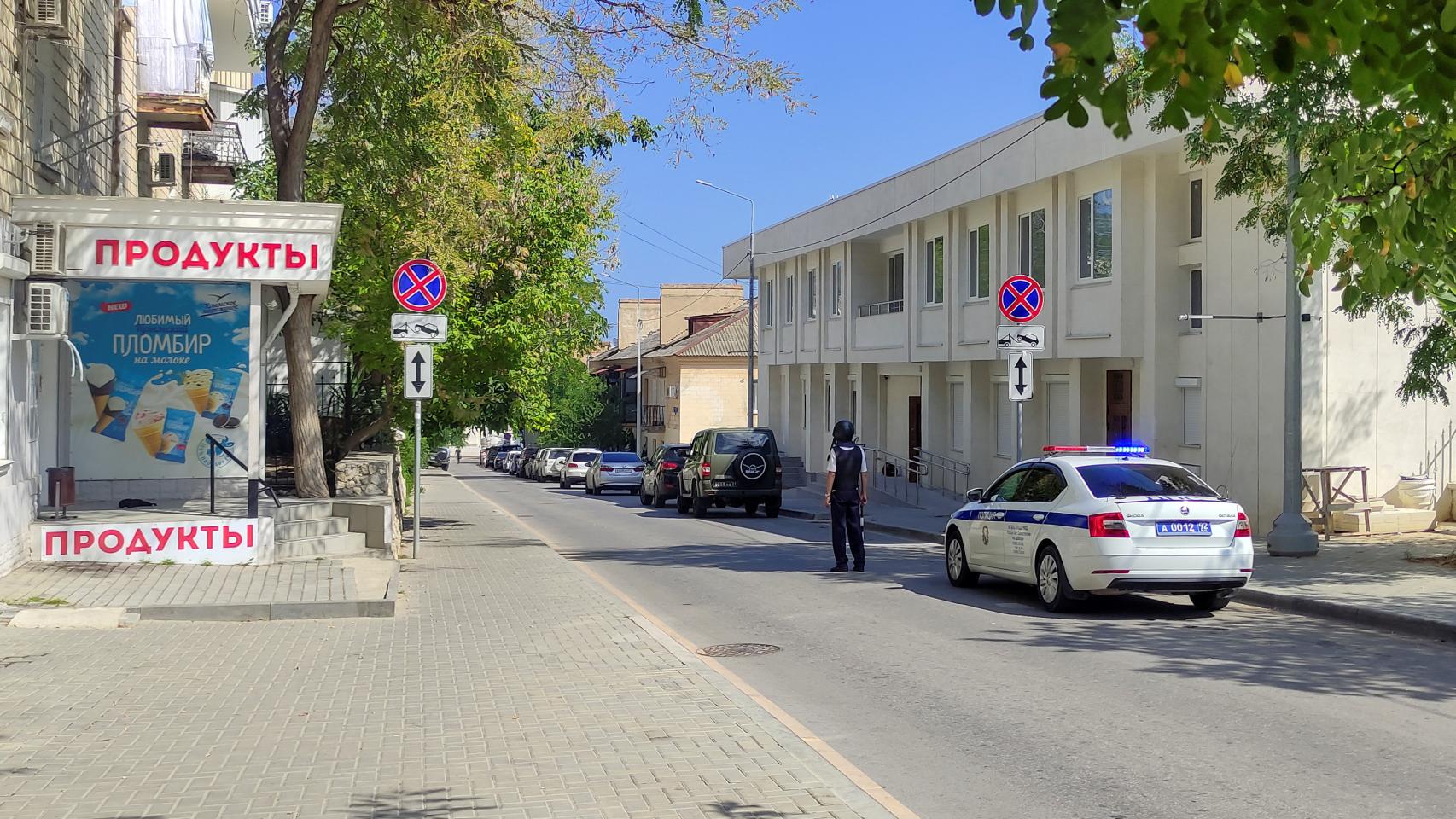 Un policía vigila el edificio de la Flota rusa, atacado por un dron este sábado 20 de agosto