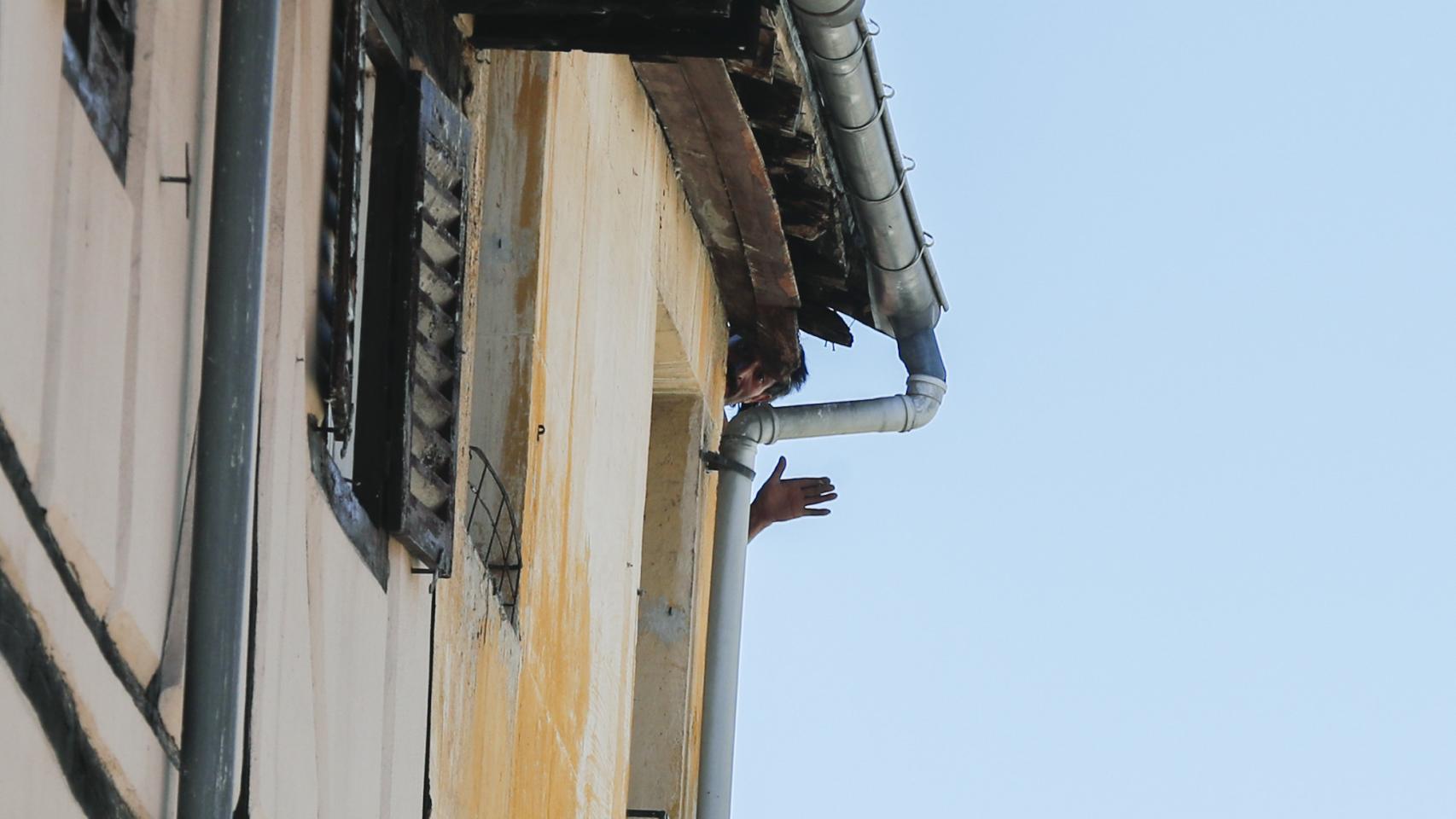 El hombre atrincherado, desde su ventana.