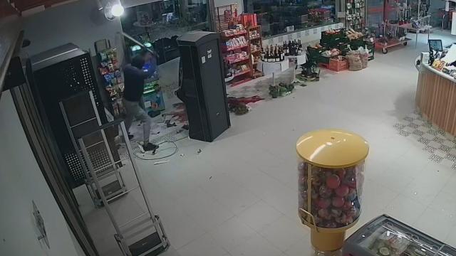 Vídeo: reventando ventanas y mobiliario, así asaltó una banda 20 gasolineras de la Comunidad Valenciana