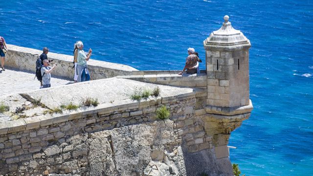 Turistas en el Castillo de Santa Bárbara de Alicante, en imagen de archivo.