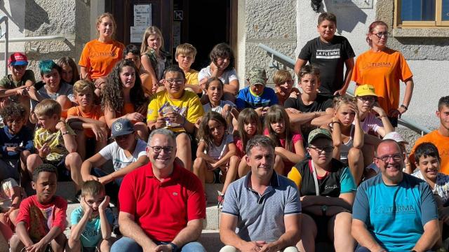 El vicepresidente segundo de la Diputación de Zamora y presidente en funciones, Jesús María Prada, visitando el campamento de San Martín de Castañeda