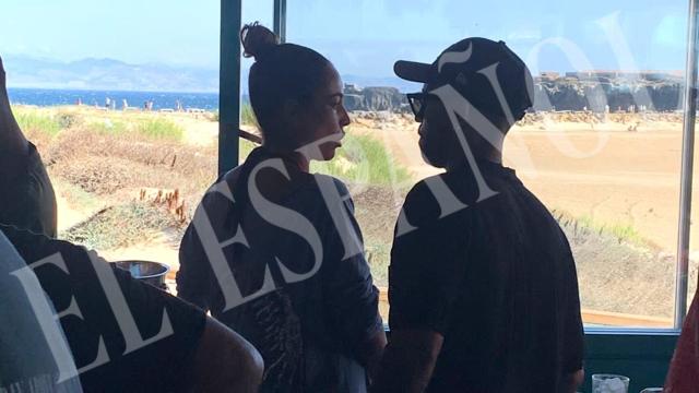 Raquel Lozano y Omar Sánchez en el chiringuito Balneario en Tarifa.