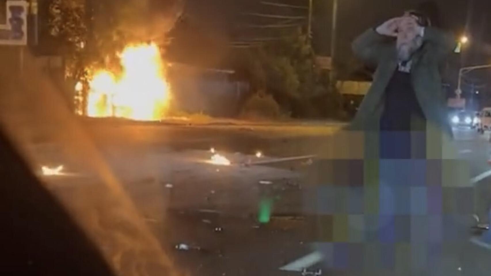 Alexander Duguin se lleva las manos a la cabeza en el momento de la explosión.