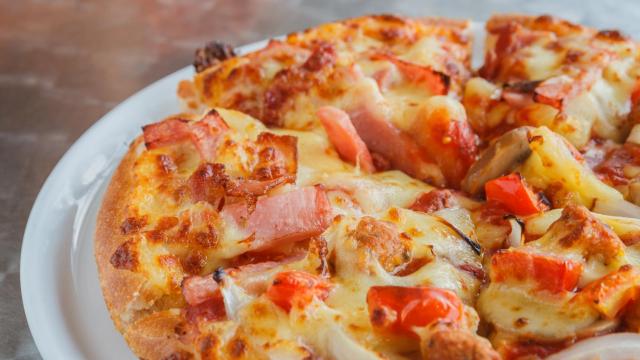 Una pizza como las que se pueden comprar en el supermercado.