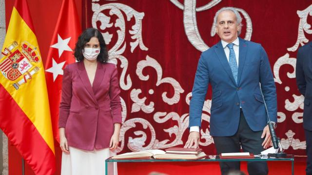 La presidenta de la Comunidad de Madrid, Isabel Díaz Ayuso, junto al consejero de Sanidad, Enrique Ruiz Escudero, en su toma de posesión.