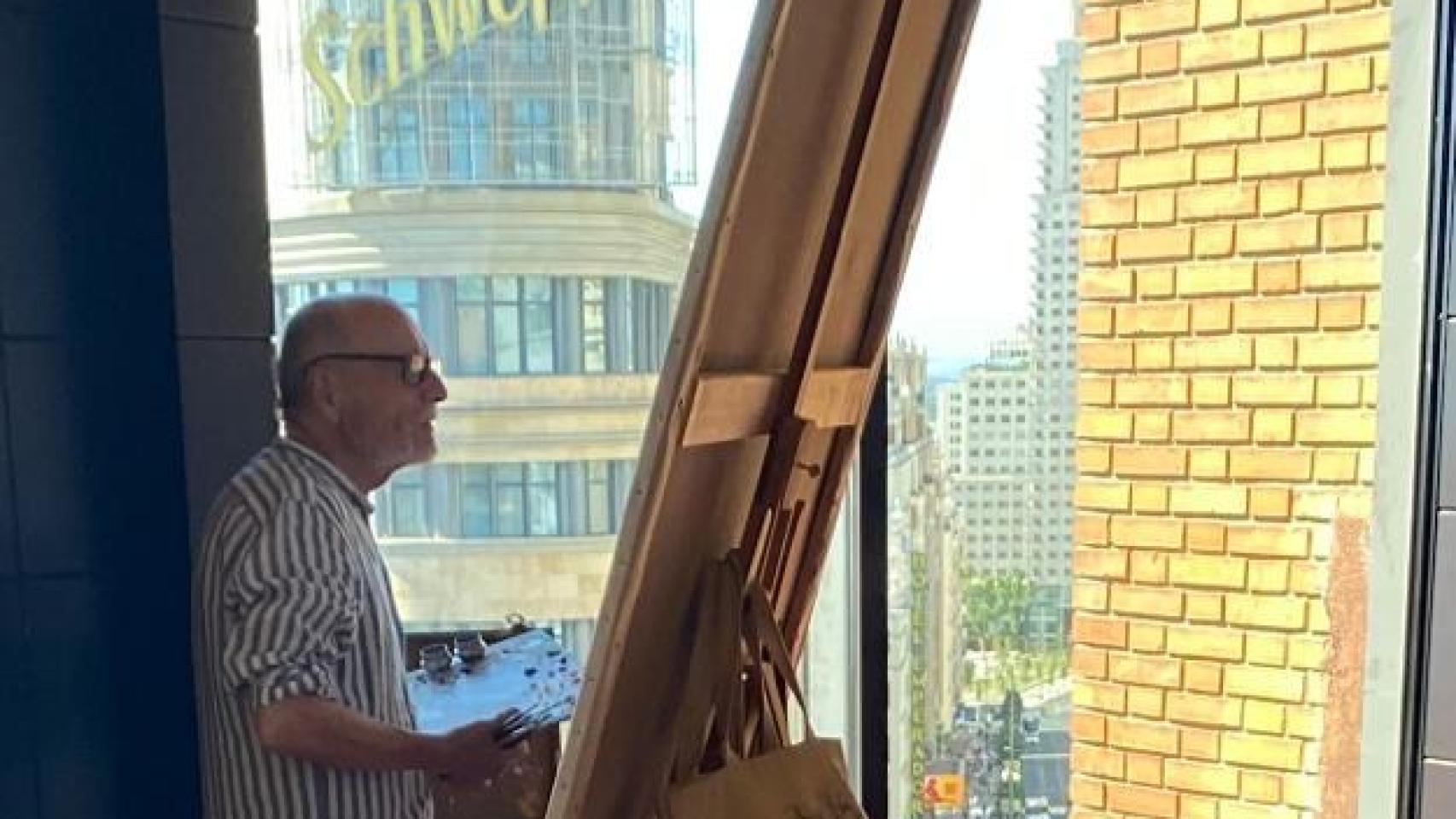 Antonio López pintando la plaza de Callao desde una ventana de El Corte Inglés.