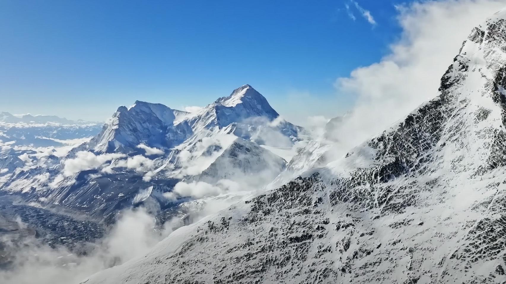 Monte Everest en la lente de un DJI Mavic 3.