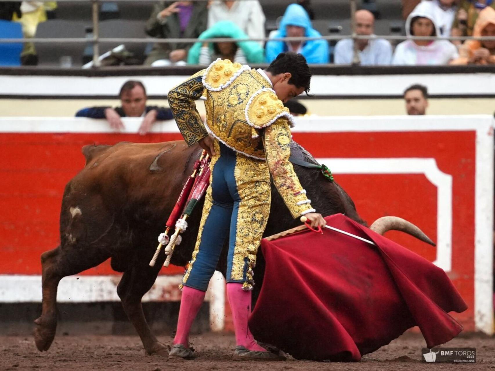 Mario Navas corta una oreja durante su presentación en Bilbao.