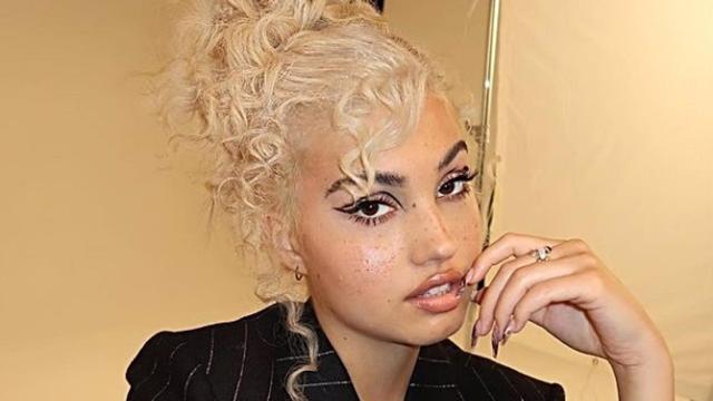 Una modelo luciendo su flequillo.