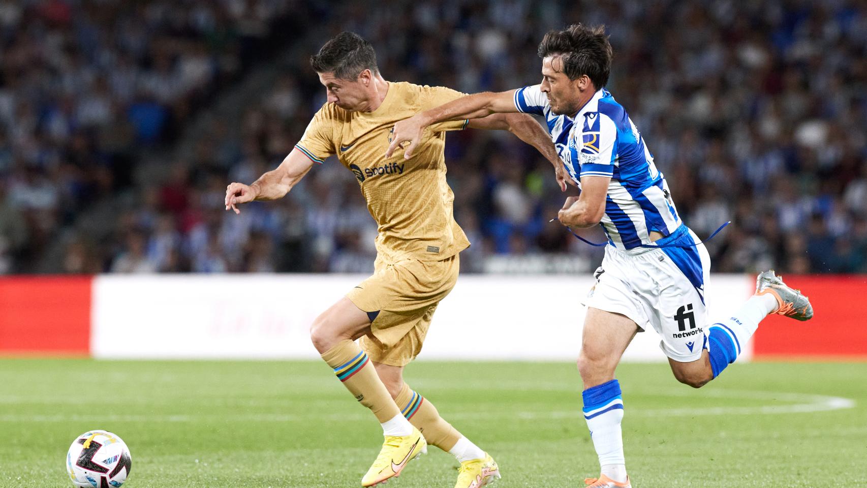 Robert Lewandowski y David Silva, en el Real Sociedad - FC Barcelona de La Liga 2022/2023