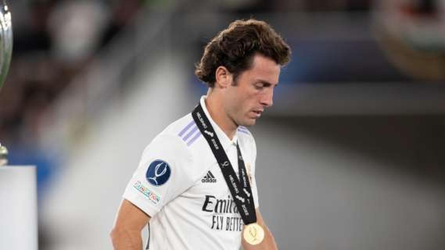 Álvaro Odriozola con la medalla de campeón de la Supercopa de Europa