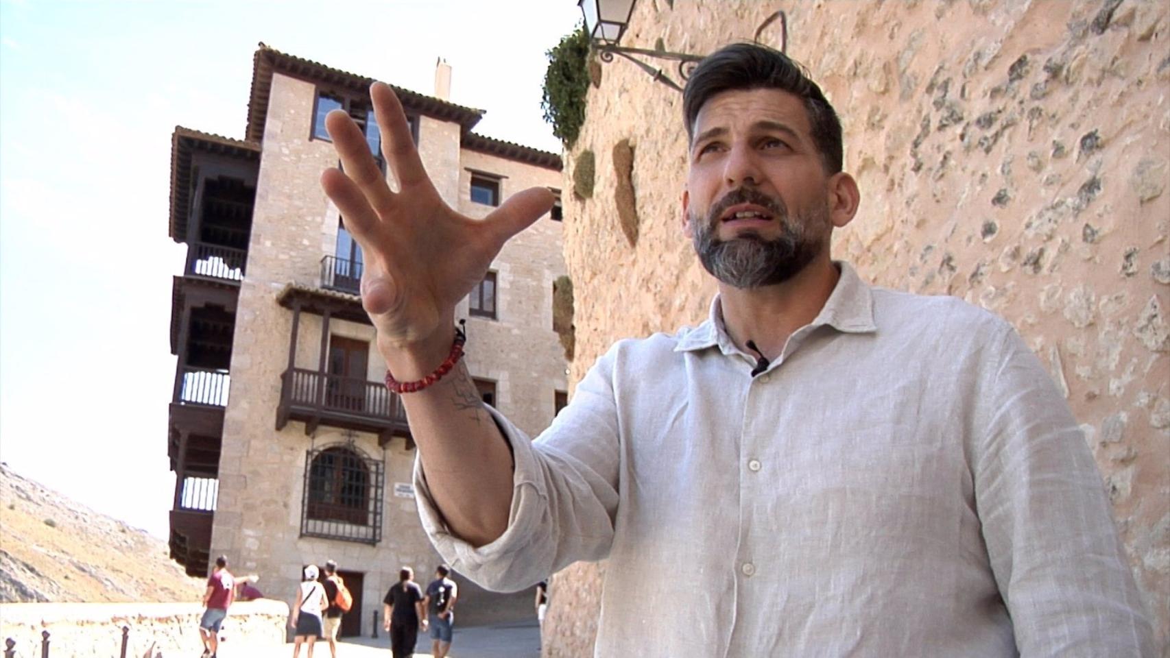 Jesús Segura, junto a las Casas Colgadas.
