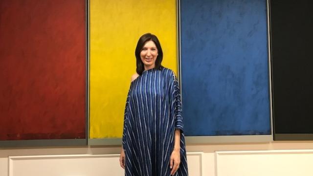 Mercedes Zubiaga posa frente a un cuadro de Jordi Teixidor.