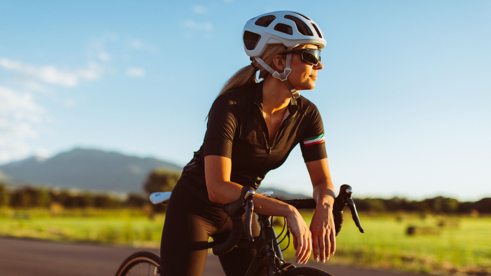 Una mujer practica ciclismo al aire libre.