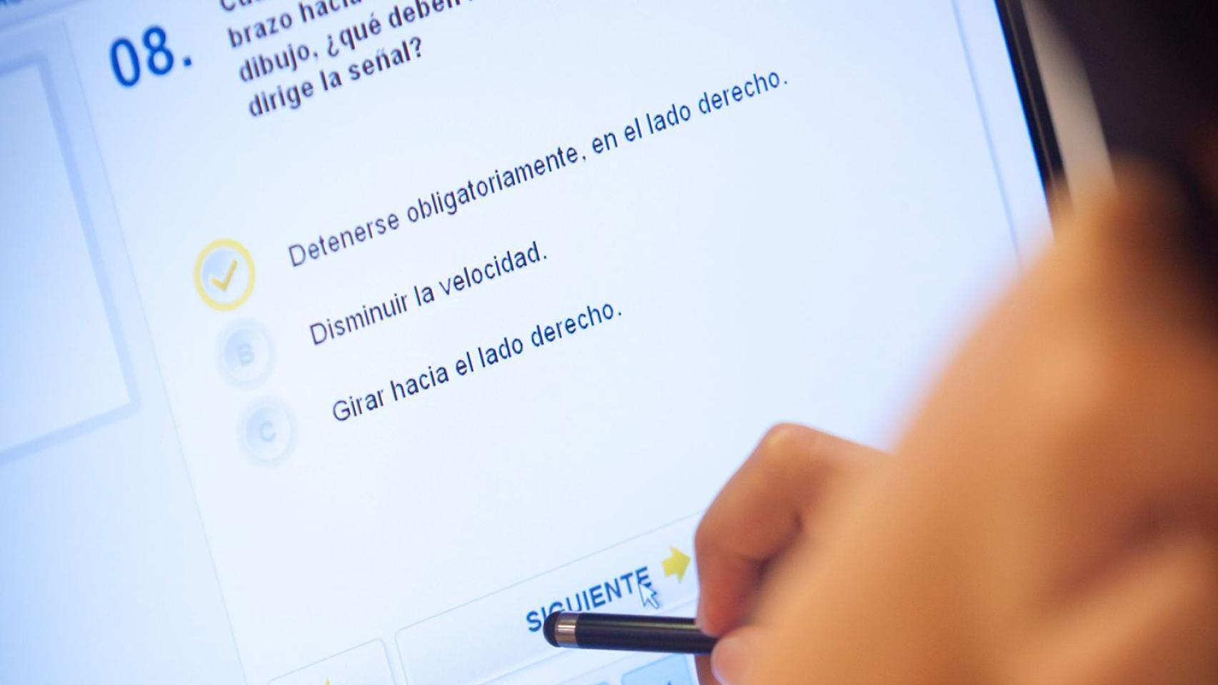 Imagen de una persona haciendo el examen del carné de conducir