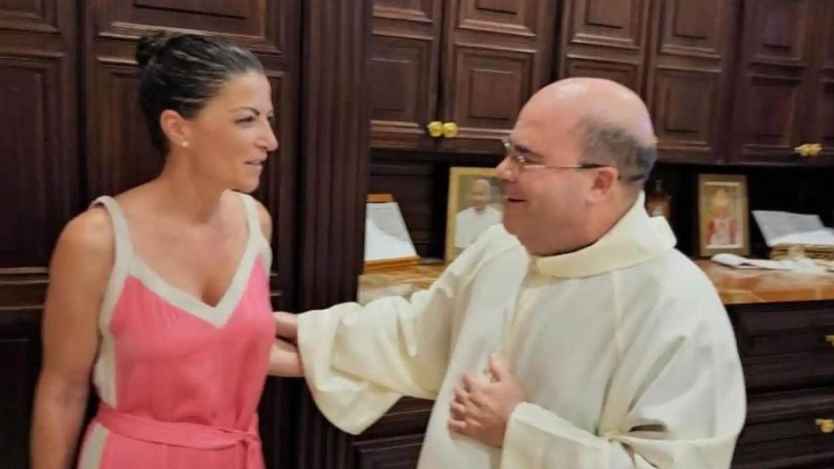 Macarena Olona junto al fraile mercedario Javier Mañas, hace unos días, en Panamá.