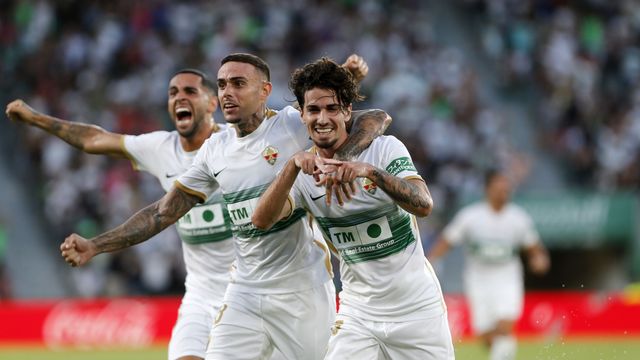 Álex Collado (derecha) celebra el gol del empate del Elche ante el Almería en el Martínez Valero.