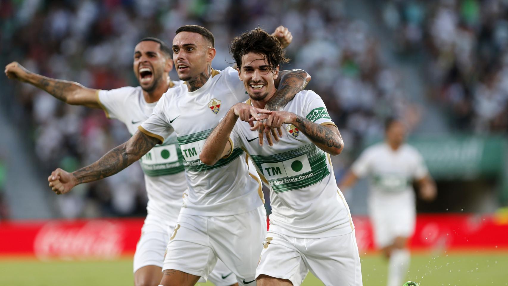 Álex Collado (derecha) celebra el gol del empate del Elche ante el Almería en el Martínez Valero.