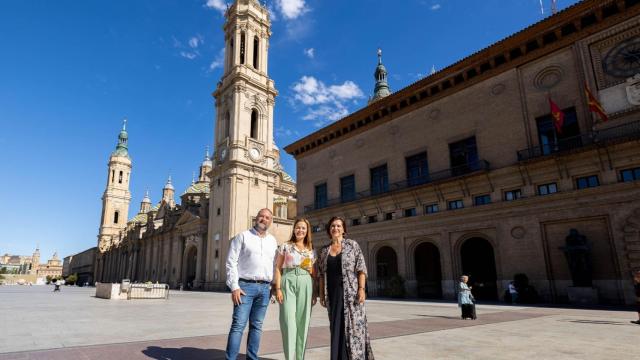 La alcaldesa de Benejúzar, centro, con la vicealcaldesa de Zaragoza en su visita a Aragón.