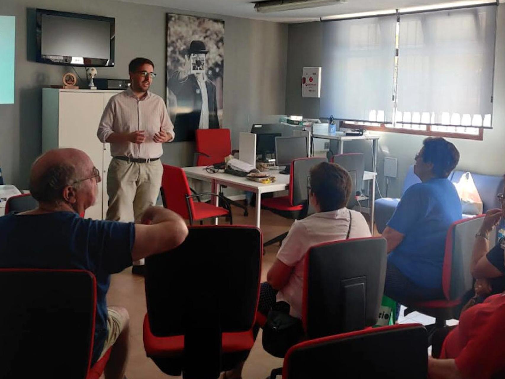 Imagen de una de las clases pertenecientes al programa de educación financiera y digital de Unicaja Banco.