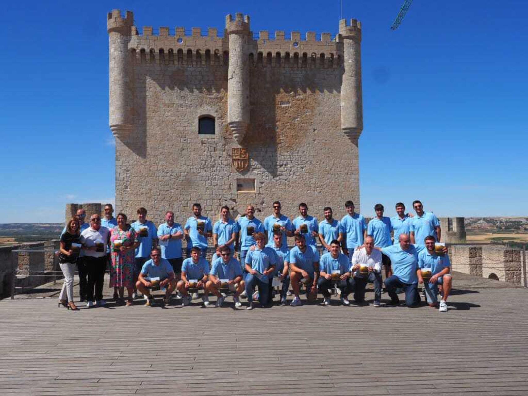 Los componentes del Atlético Valladolid durante su visita a la Milla de Oro del vino, este martes.