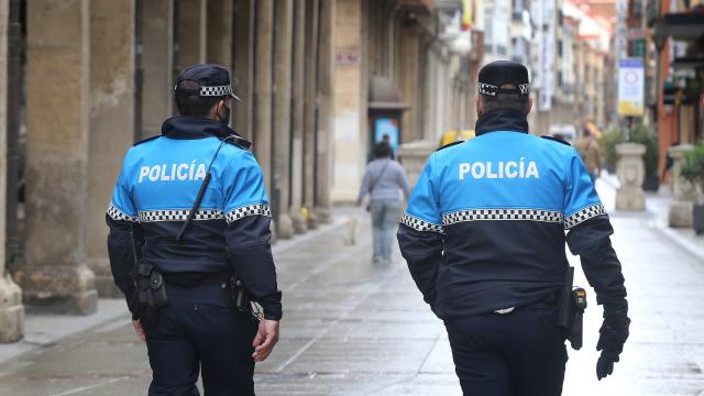 Dos agentes de la Policía Local de Palencia