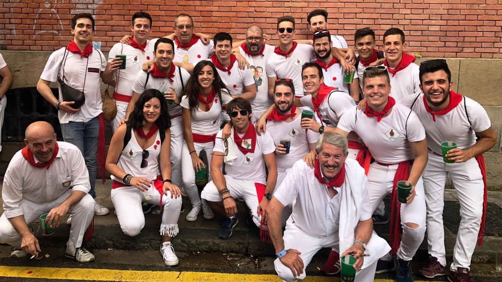 Parte de los componentes de la peña La Aldaba de La Pedraja de Portillo